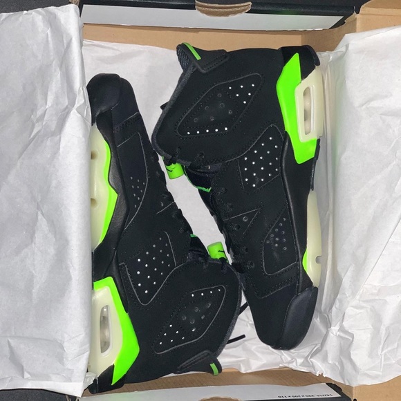 Jordan 6 Retro GS Electric Green Size 4Y - Picture 2 of 3
